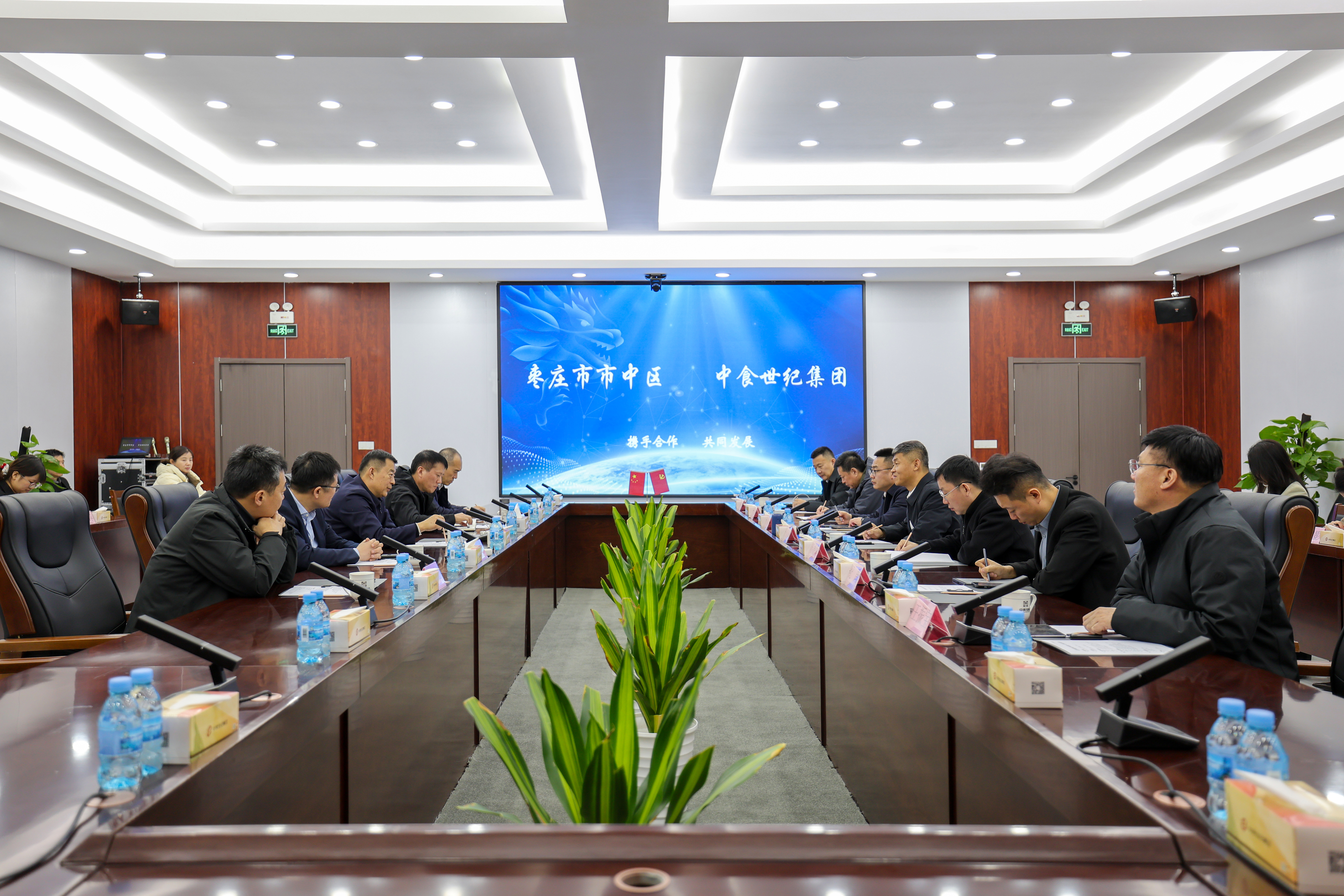 王文亮與棗莊市市中區(qū)委書記韓耀輝，棗莊經濟開發(fā)區(qū)黨工委書記、管委會主任高召軍會談，蘇德庫參加會談